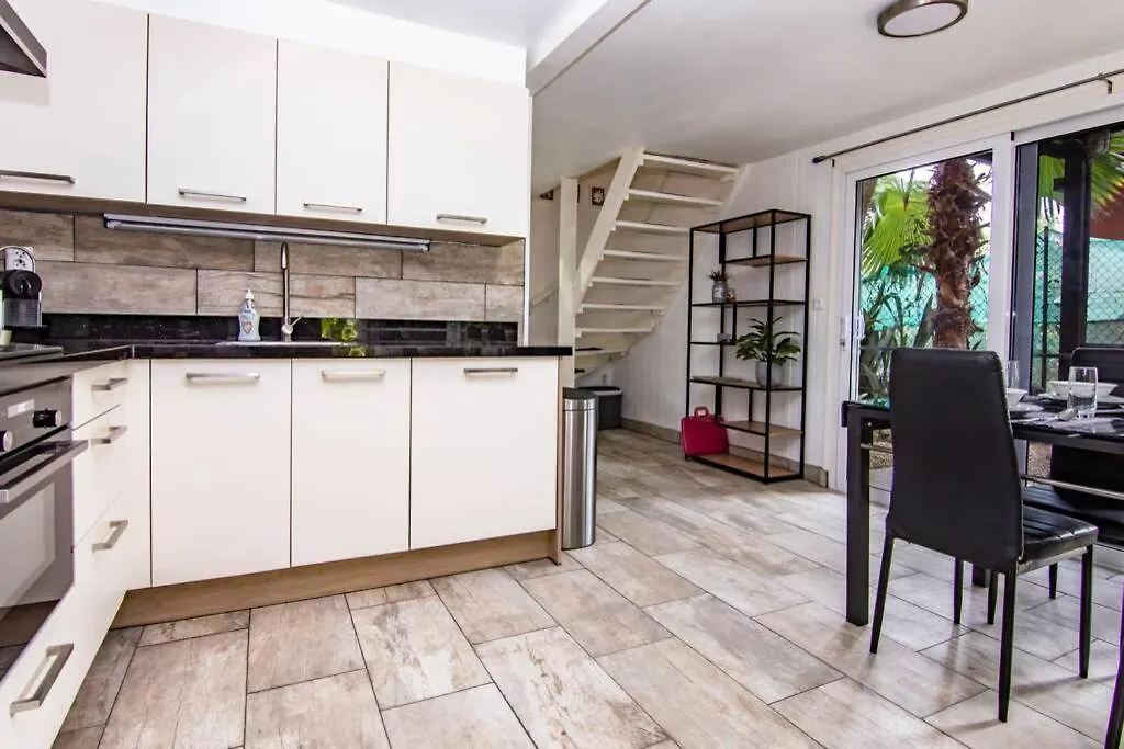 Holiday home Appartement Met Zwembad En Prachtige Tuin Willemstad